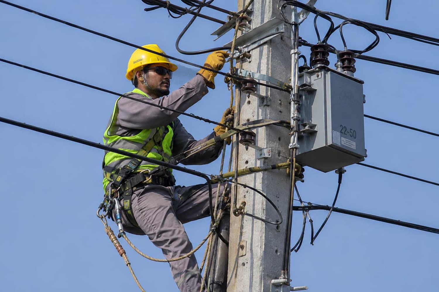 Engenheiro inspecionando painel elétrico industrial