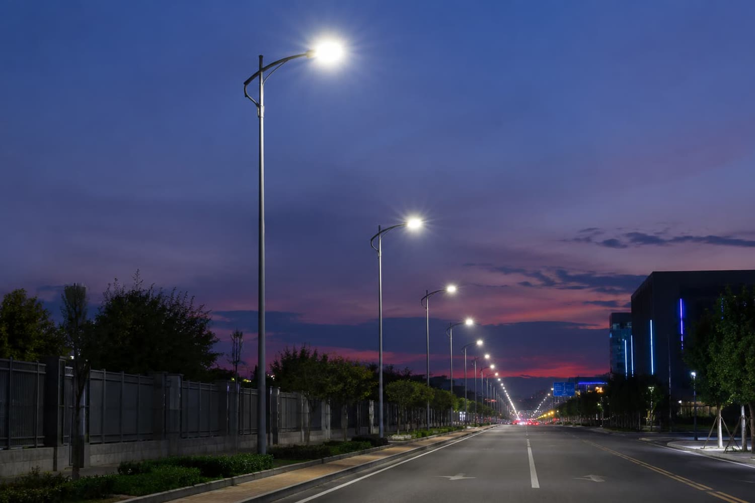 Postes de iluminação LED em avenida urbana